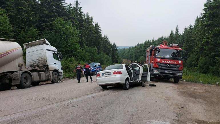 Otomobil TIRla çarpıştı: 2 yaralı