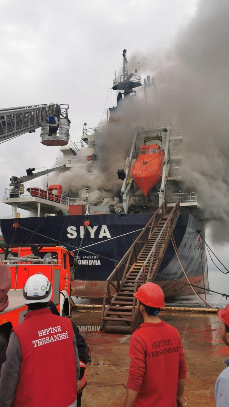 Tersanede Liberya bayraklı gemide çıkan yangın söndürüldü