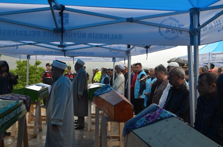 Kına yolundaki kazada ölen 6 kişi toprağa verildi; damat, anneannesinin namazını kıldırdı