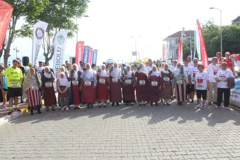 Kastamonuda İstiklal Yolu Şerife Bacı Yarı Maratonu; kadınlar temsili top mermisi taşıdı