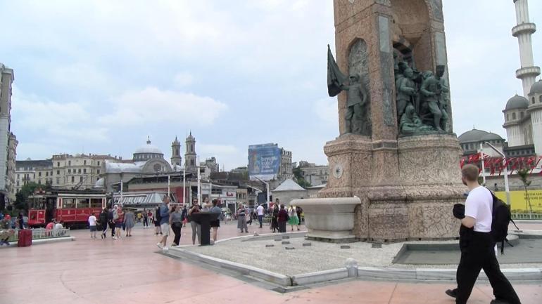 Taksim Cumhuriyet Anıtındaki sancak direği yine kırıldı