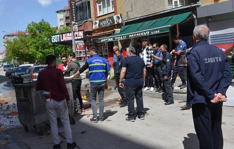 Kaldırım işgali uyarısına kızdı, sebze- meyveleri yola döktü