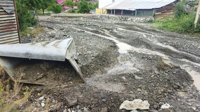 Erzurumda sağanak; mahalle yolu kapandı