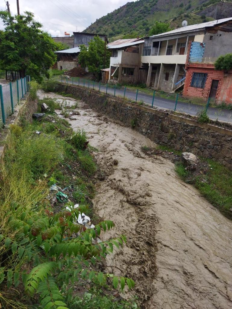 Erzurumda sağanak; mahalle yolu kapandı