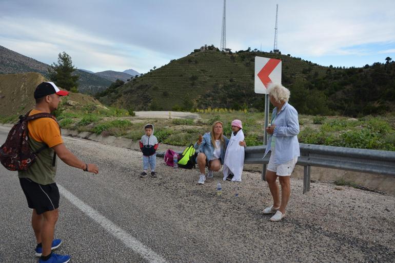 Korkutelide tur midibüsü devrildi: 1 ölü, 23 yaralı