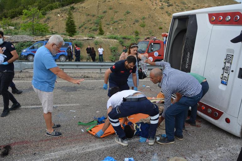 Korkutelide tur midibüsü devrildi: 1 ölü, 23 yaralı