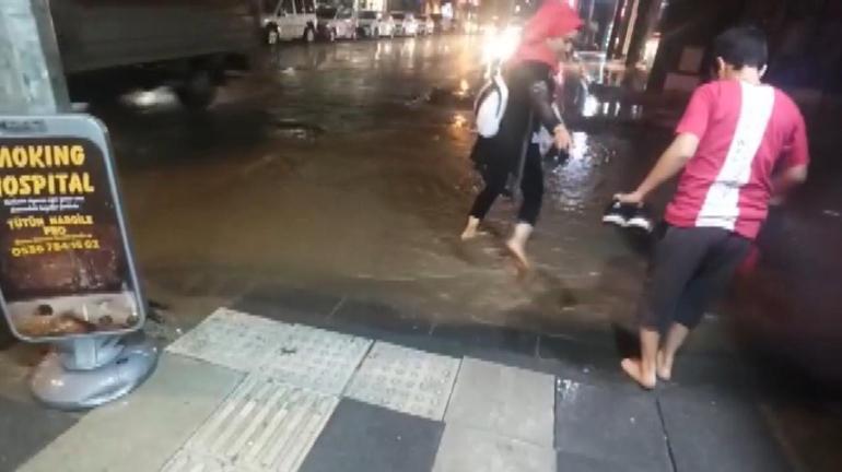 Elazığda sağanak günlük yaşamı olumsuz etkiledi