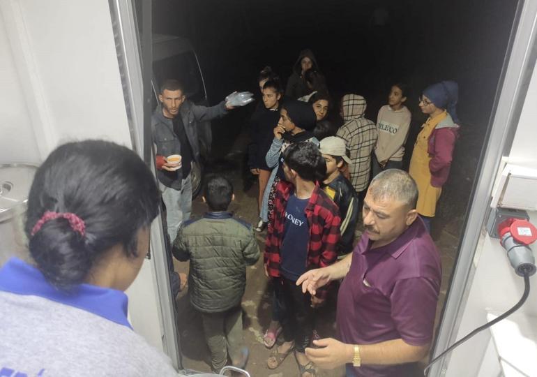 Salihlide sağanak ve dolu; mevsimlik işçiler düğün salonuna yerleştirildi