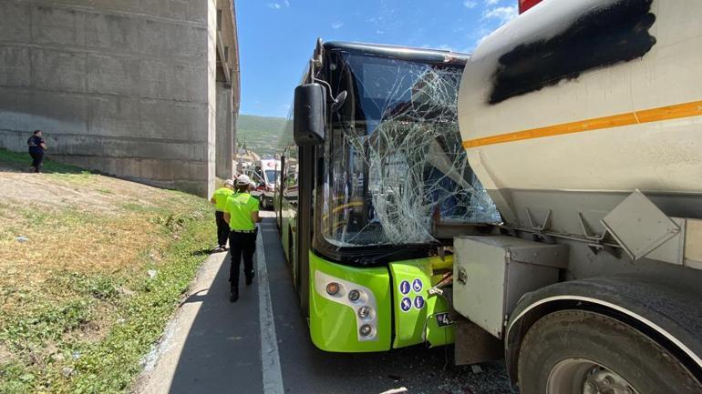 Halk otobüsü, tankere çarptı: 11 yaralı