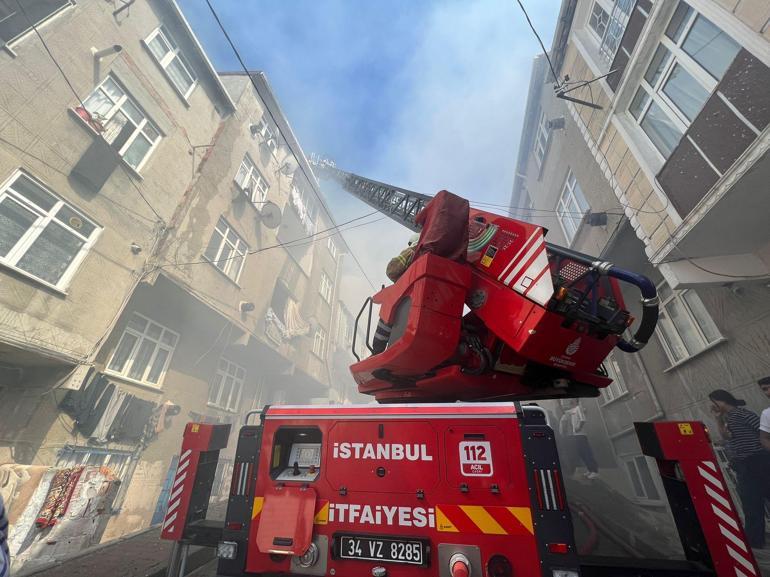 Arnavutköyde 2 binanın çatısı alev alev yandı