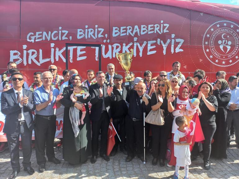 Sesi Görenler Milli Futbol Takımına Ankarada coşkulu karşılama