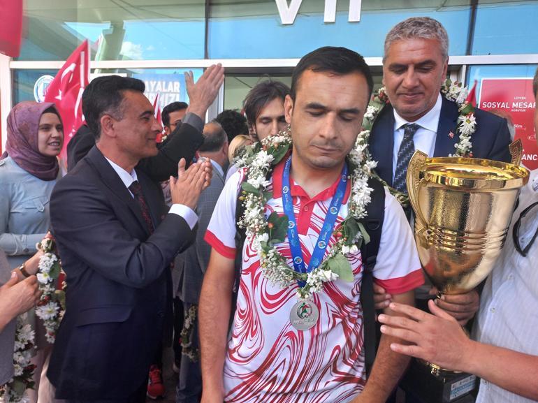 Sesi Görenler Milli Futbol Takımına Ankarada coşkulu karşılama