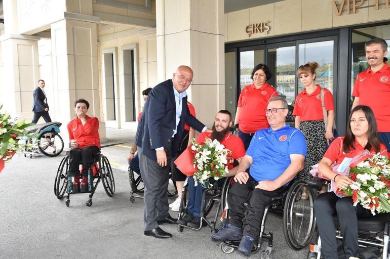 Polonyada 8 madalya kazanan Para Dans sporcuları, yurda döndü