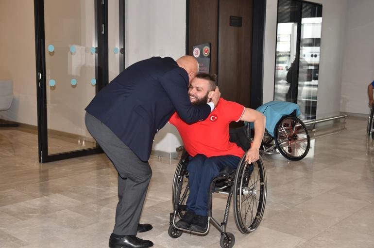 Polonyada 8 madalya kazanan Para Dans sporcuları, yurda döndü