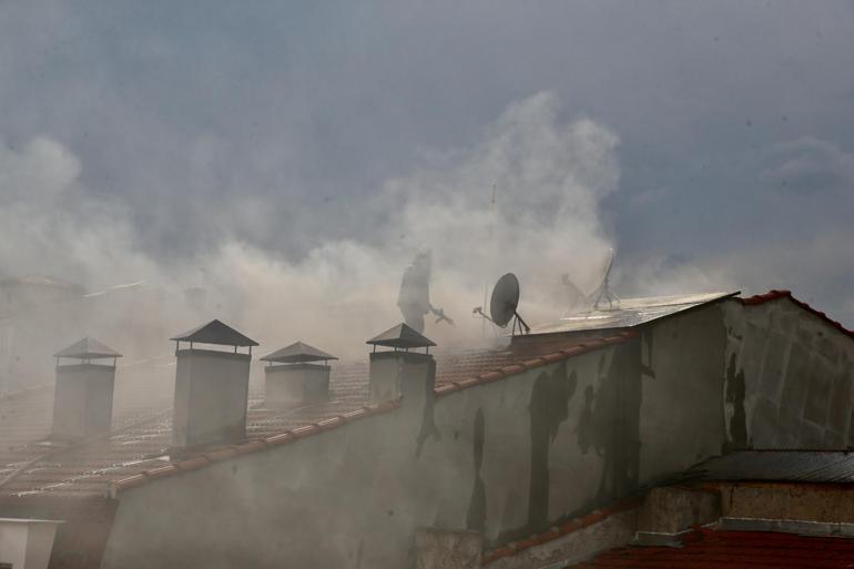 Eskişehirde çatısına yıldırım düşen binada yangın çıktı
