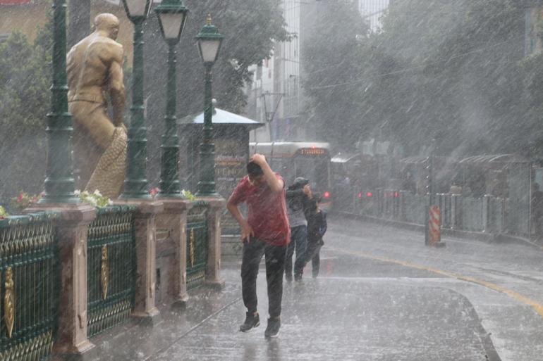 Eskişehirde çatısına yıldırım düşen binada yangın çıktı