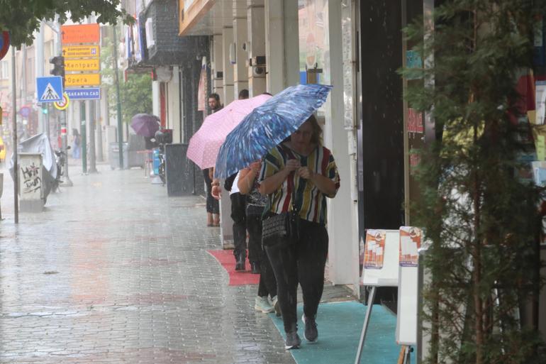 Eskişehirde çatısına yıldırım düşen binada yangın çıktı