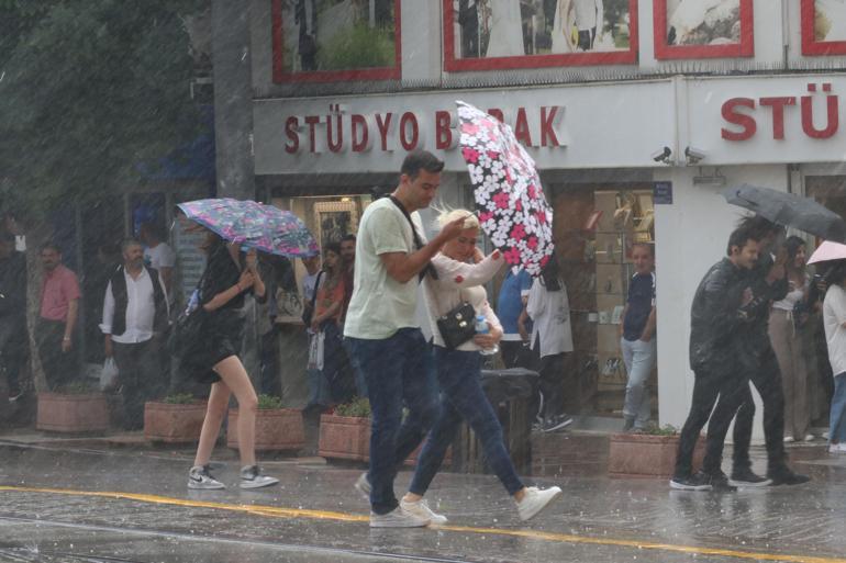Eskişehirde çatısına yıldırım düşen binada yangın çıktı