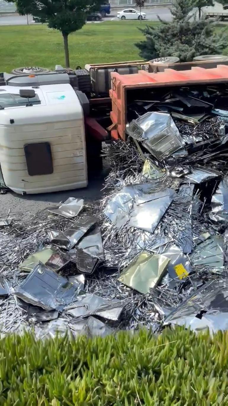 Avcılarda hurda metal yüklü damperli kamyon devrildi