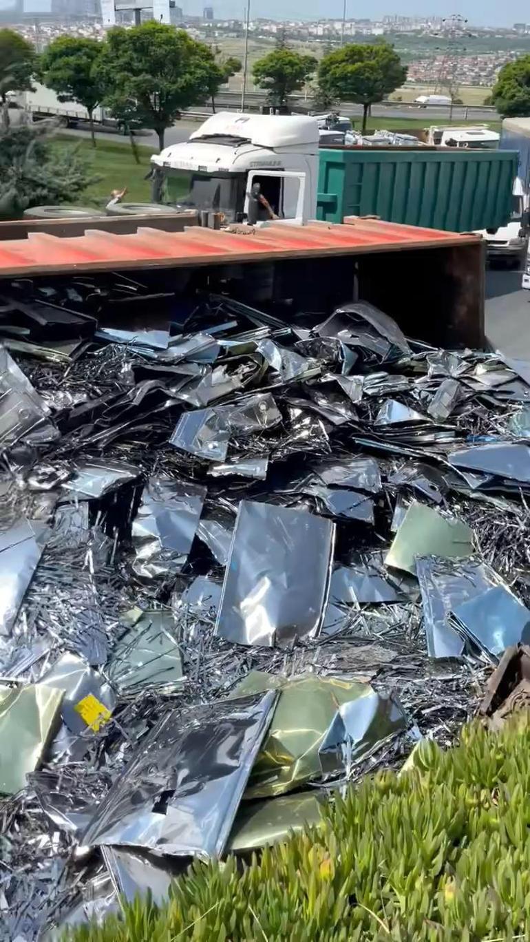 Avcılarda hurda metal yüklü damperli kamyon devrildi