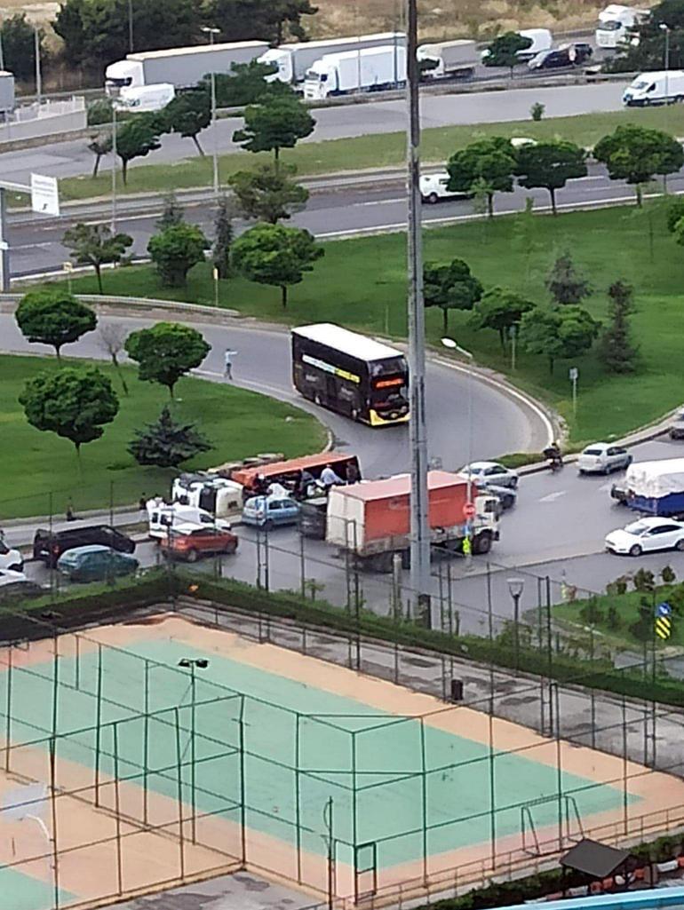 Avcılarda hurda metal yüklü damperli kamyon devrildi