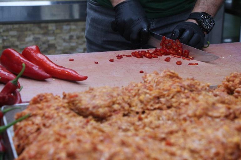 Adanalı kebapçıdan ‘biber içli kebap’