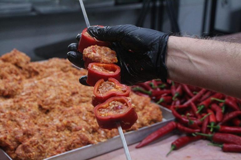 Adanalı kebapçıdan ‘biber içli kebap’