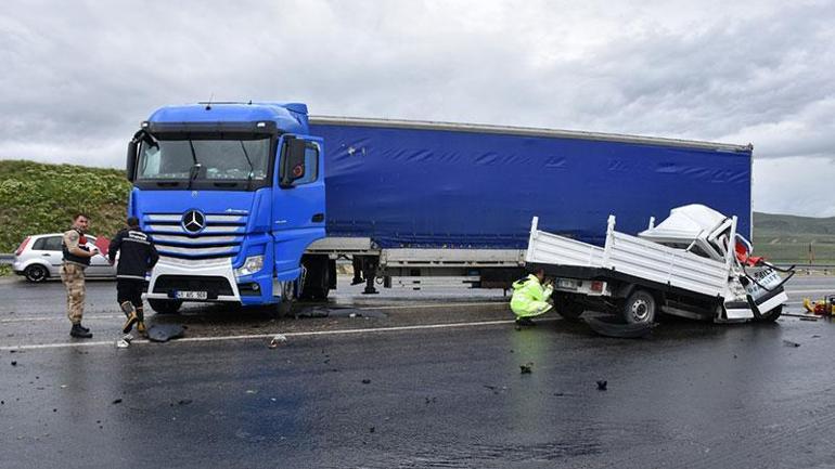Erzurumda TIR ile kamyonet çarpıştı: 2 ölü