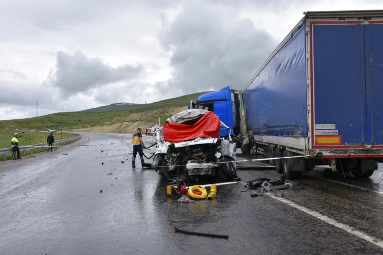 Erzurumda TIR ile kamyonet çarpıştı: 2 ölü