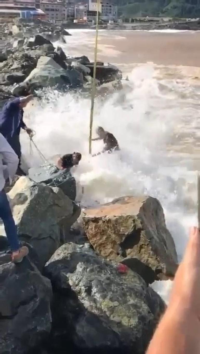 Kurbanlık boğa denize düştü, vinçle kurtarıldı
