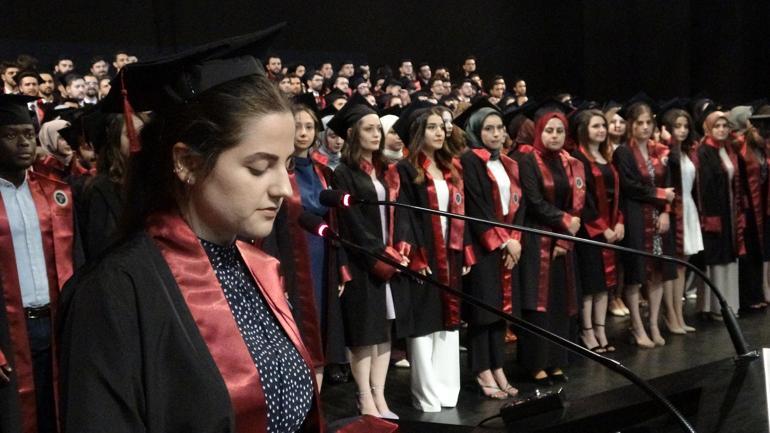 İlk, orta, lise ve üniversiteden birlikte mezun olan ikizler doktor oldu