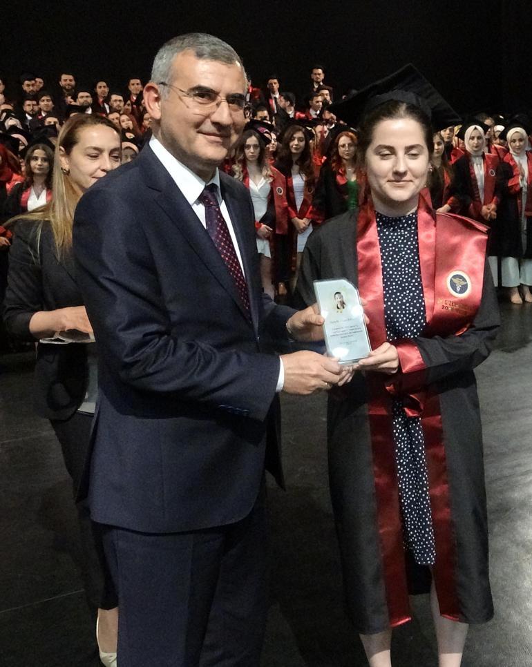 İlk, orta, lise ve üniversiteden birlikte mezun olan ikizler doktor oldu
