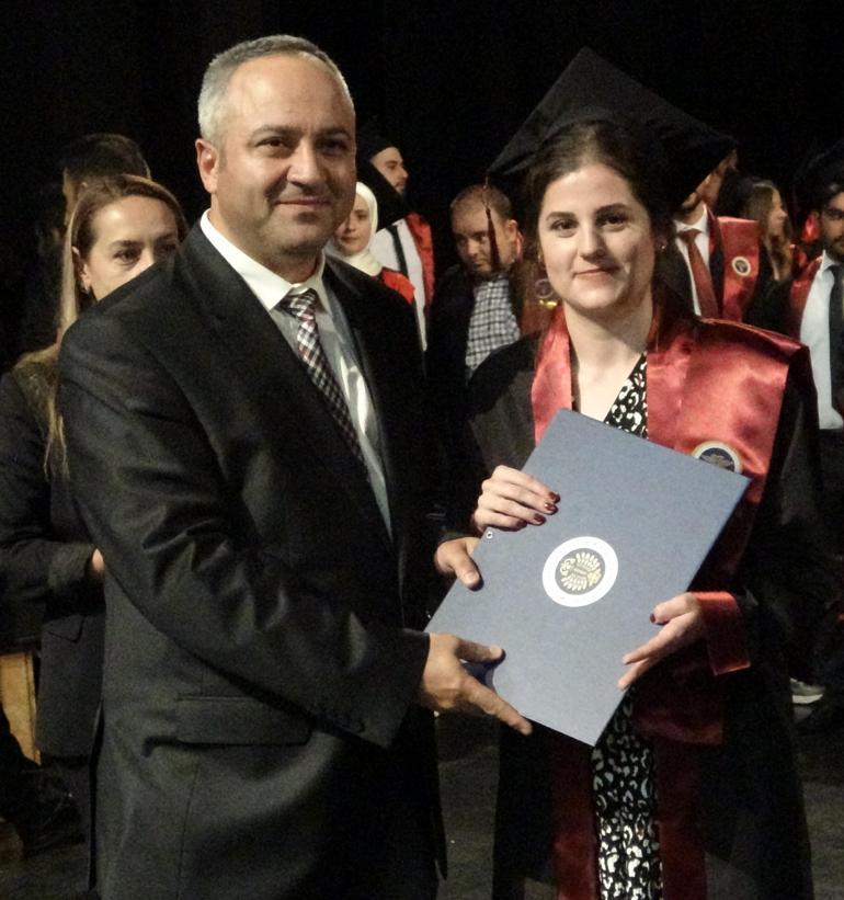 İlk, orta, lise ve üniversiteden birlikte mezun olan ikizler doktor oldu