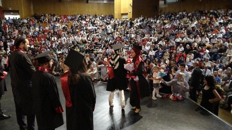 İlk, orta, lise ve üniversiteden birlikte mezun olan ikizler doktor oldu