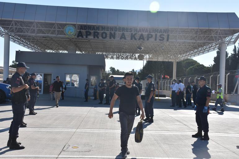 İzmirde 226 kaçak Afgan göçmen sınır dışı edildi