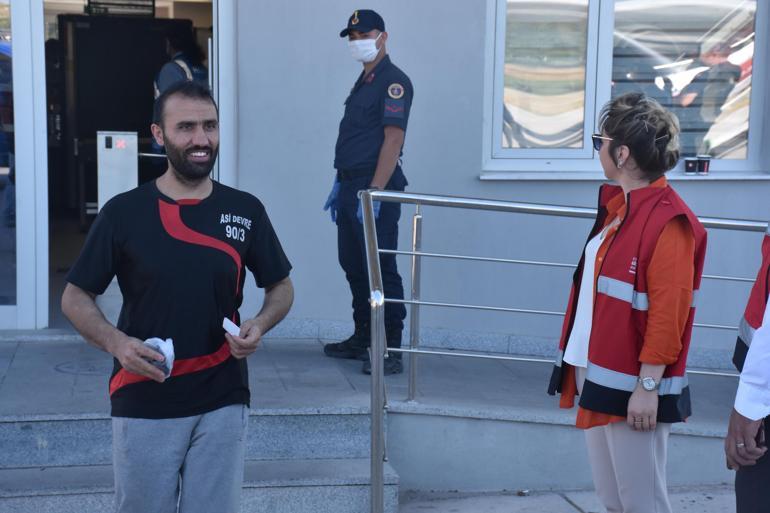 İzmirde 226 kaçak Afgan göçmen sınır dışı edildi