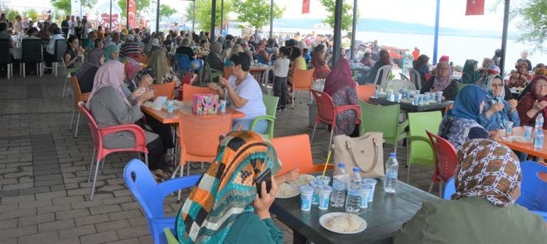 AK Partili Turan, Geleneksel Lapseki Hayırına katıldı