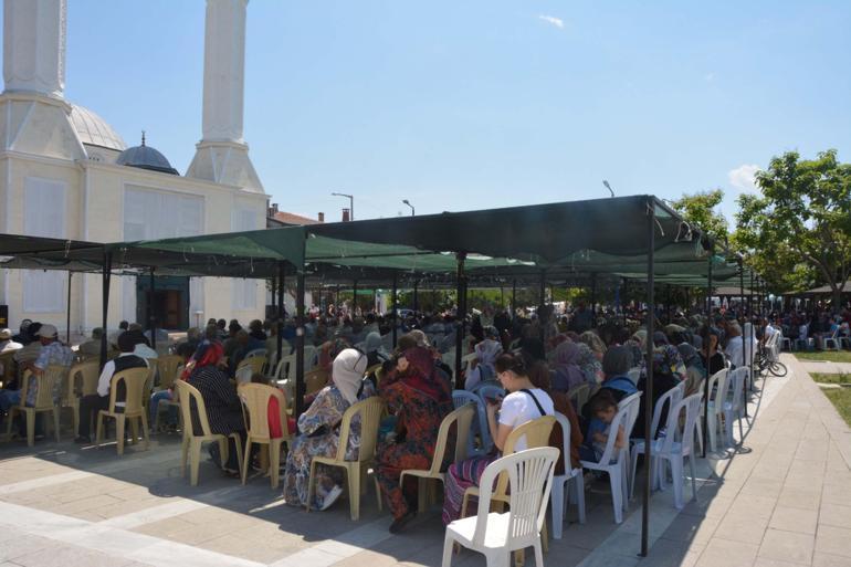AK Partili Turan, Geleneksel Lapseki Hayırına katıldı