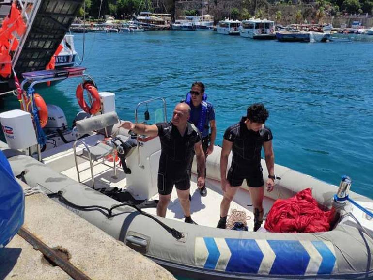 Denize düşen dev Türk bayrağını polisler çıkardı
