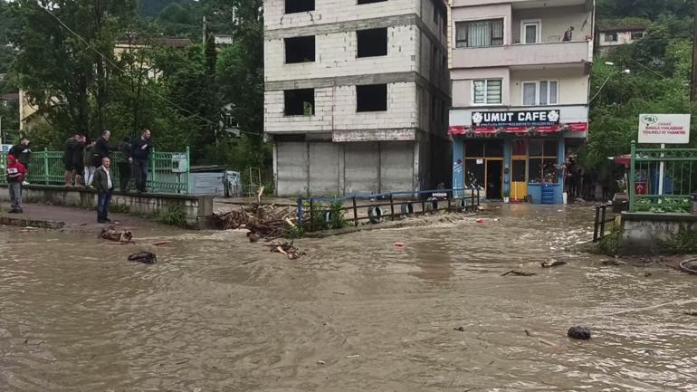 Zonguldak’ta dere taştı; caddeleri su bastı