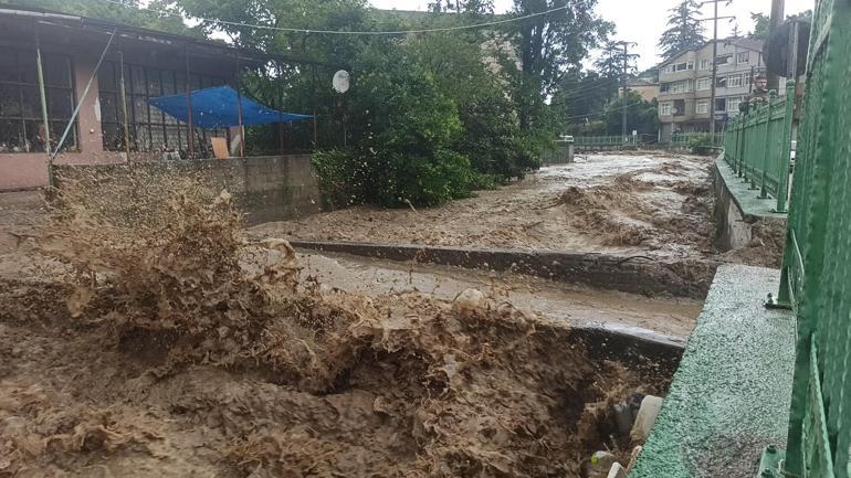 Zonguldak’ta dere taştı; caddeleri su bastı