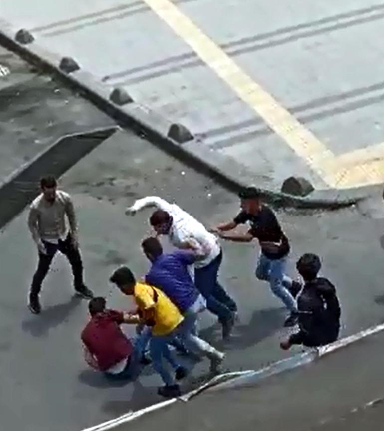 Cumhurbaşkanı ve çevredekilere hakaret edince tekme-tokat dövülen kardeşler tutuklandı