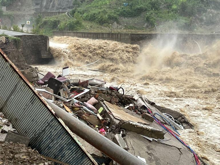 Bartın Irmağı yükseldi; 135 ev ve iş yerini su bastı