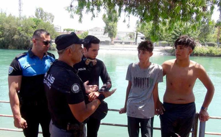 Dalgıç polis sulama kanalında yüzen genci kıyıya çıkarıp, uyarıda bulundu