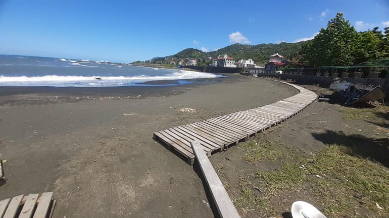 Trabzonda rüzgar ve dalga nedeniyle bazı plajlarda denize girmek yasaklandı