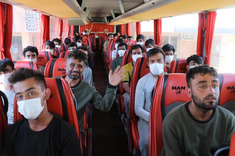 Edirneden 363 Afgan göçmen ülkelerine gönderilmek üzere İstanbula götürüldü