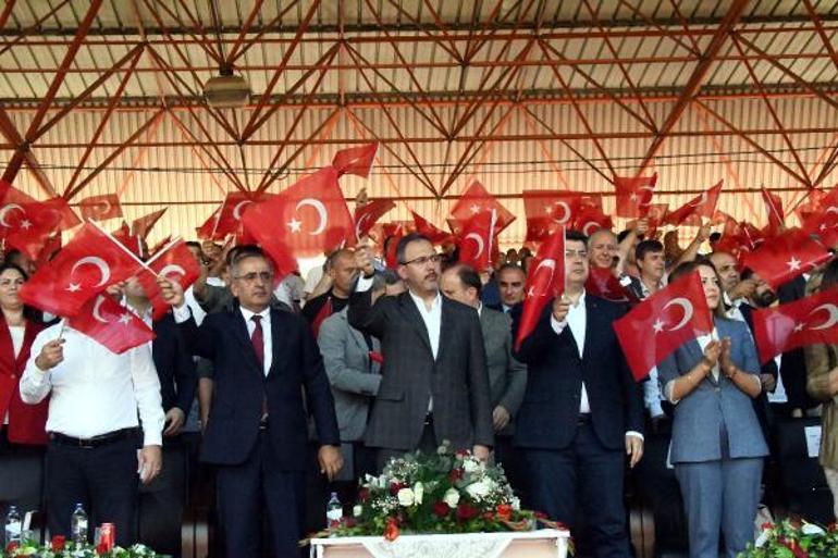 Kırkpınar Er Meydanı’nda büyük Türk bayrağı, ayakta selamlandı