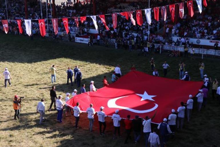 Kırkpınar Er Meydanı’nda büyük Türk bayrağı, ayakta selamlandı