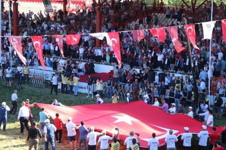 Kırkpınar Er Meydanı’nda büyük Türk bayrağı, ayakta selamlandı