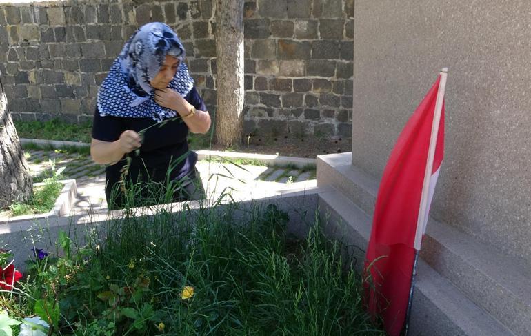 Azerbaycanlı kadın komutan Shirinova, Nene Hatunun kabrini ziyaret etti